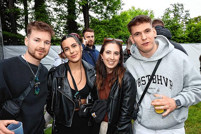 Bild 16: Los geht&lsquo;s &ndash; Fans und Mitarbeiter strömen auf das Festivalgelände