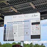 Ein Schild am Photovoltaik-Demonstrator informiert über das gemeinschaftliche Projekt der Verkehrsministerien von Deutschland, Schweiz ...