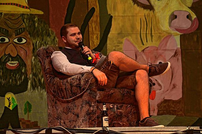 Bild 10: Tanzende Glücks-Schweine und ein echter Bulldog in der Halle: So lustig war der Erzknappenball
