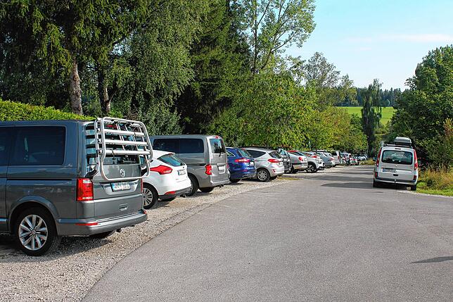 Selbst unter der Woche sind die weingen öffentlichen Parkplätze am See komplett belegt. We keinen Platz mehr hat, stellt sich quer dahinter