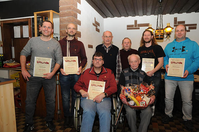 Ehrungen beim Fußballverein Tennenbronn anlässlich der Generalversammlung. Im Bild von links Frank Markgraf, Daniel Klausmann, Andreas ...