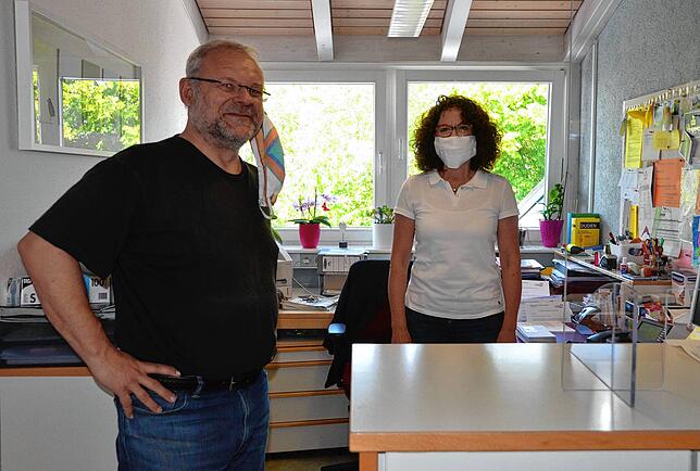 Arbeiten mit Abstand und mit Plexiglas im Sekretariat: Schulsekretärin Monika Schelkle und Rektor Andreas Geiger in der ...