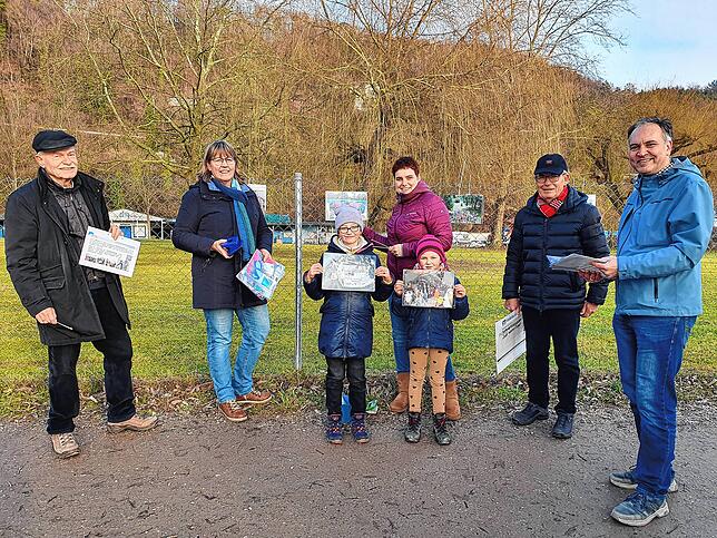 Bilderaktion am Zaun des Waldshuter Freibads (von links): Ulrich Tillessen, Christine Heitzmann, Christiane Maier mit ihren Töchtern ...