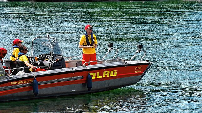 Die DLRG-Ortsgruppe Rheinfelden rettet seit 75 Jahren Leben. Auf dem Rhein müssen die Mitglieder immer wieder in ihren Booten Schwimmer ...