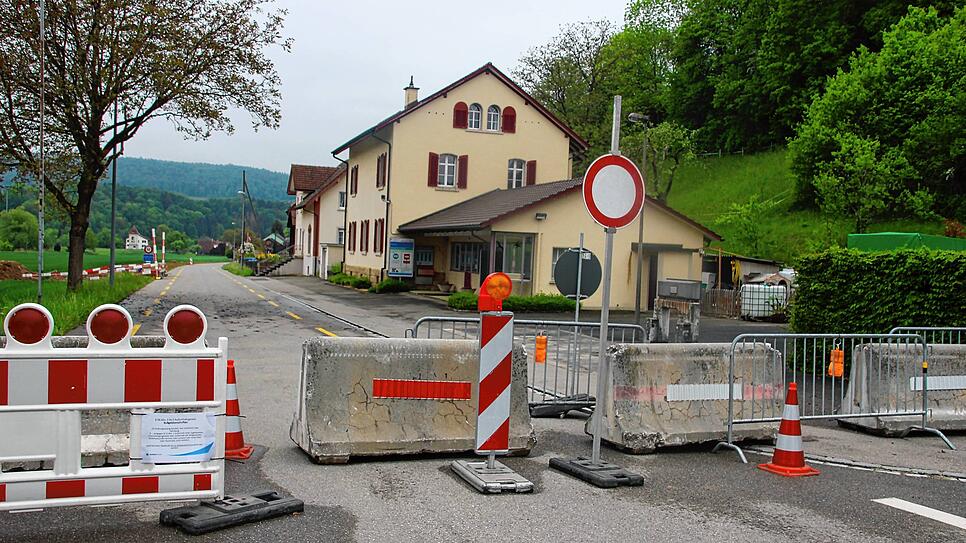 Durch dicke Betonplatten und eine Absperrung ist der Grenzübergang Büßlingen/Hofen gesichert. Das frühere Zollamt ist seit vielen Jahren ...