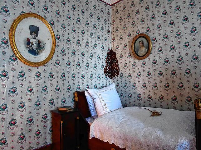 Das Schlafzimmer der Kaiserin auf Arenenberg – mit Originaltapete im Blumenmuster.