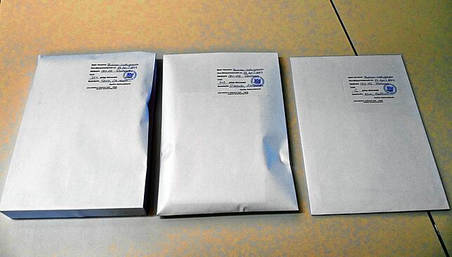 Verpackte Stimmzettel aus dem Wahllokal im Rathaus: Die Dicke der Umschläge ist deutlich: Links Christoph Stolz, in der Mitte Alessandro ...