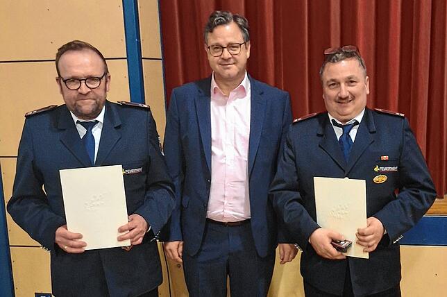 Zu Oberbrandmeistern befördert: Bürgermeister Henrik Wengert (Mitte) gratulierte Gesamtkommandant Markus Endres (links) und Michael ...
