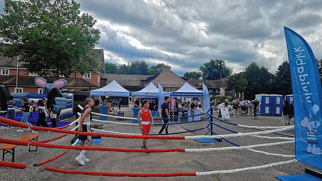 Das Begleitprogramm der Vivida BKK und des Box-Vereins Boxing VS kommt bei den Kindern gut an. Der Großraumparkplatz ist gut ...