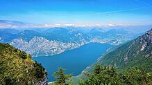 Blick vom Berg Monte Baldo auf den Gardasee. Ein deutsches Ehepaar ist dort nach einem Scooter-Unfall ums Leben gekommen.