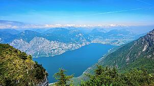 Blick vom Berg Monte Baldo auf den Gardasee. Ein deutsches Ehepaar ist dort nach einem Scooter-Unfall ums Leben gekommen.
