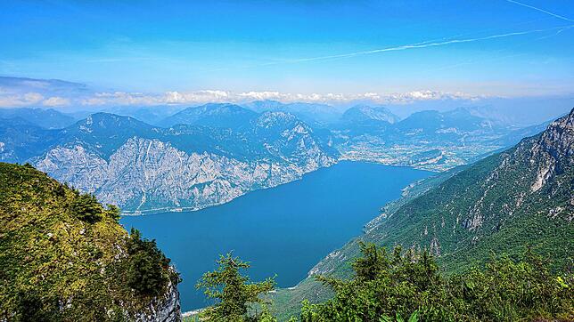 Blick vom Berg Monte Baldo auf den Gardasee. Ein deutsches Ehepaar ist dort nach einem Scooter-Unfall ums Leben gekommen.