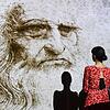 Zwei Frauen steht im Mai 2019 in Mailand vor dem Hologramm eines Selbstporträts von Leonardo da Vinci.