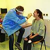 Corona-Tests im Abstrichzentrum: Friedrich Fröhle und Miriam Metzger demonstrieren, wie ein Abstrich funktioniert. Im Moment sind ...