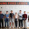 Lehrerin Susanne Schlemmer und Schulleiter Holger Seitz gratulieren den Schülern. Sie überreichen mit Lehrerin Barbara Neubrand (rechts) ...