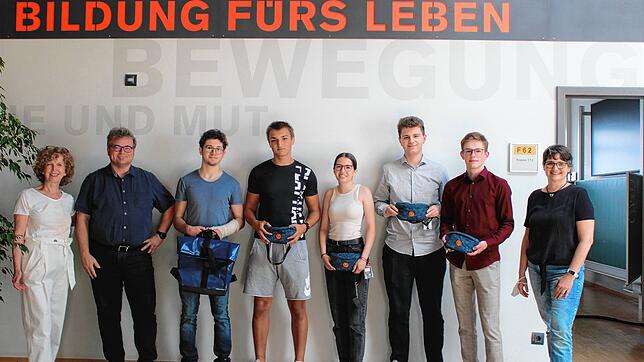 Lehrerin Susanne Schlemmer und Schulleiter Holger Seitz gratulieren den Schülern. Sie überreichen mit Lehrerin Barbara Neubrand (rechts) ...