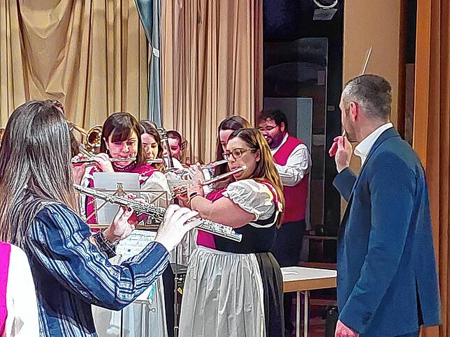 Bild 13: So feiert Mike Biehler seinen Wahlsieg in Görwihl