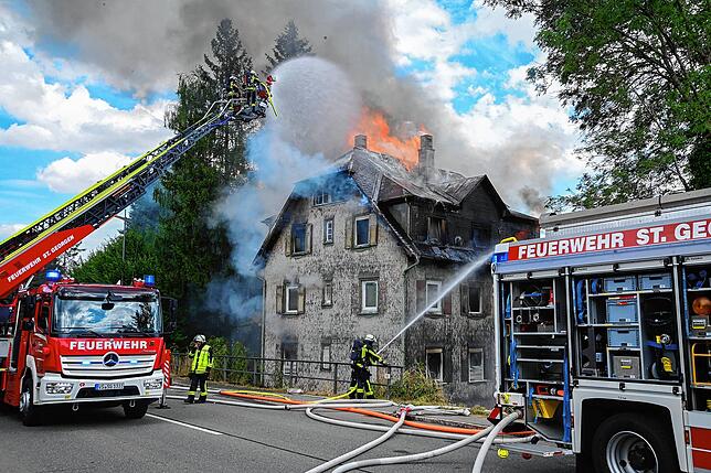 Rund 50 Einsatzkräfte der Feuerwehr sind am 28. Juli im Einsatz. Letztlich kann das Gebäude nicht gerettet werden.