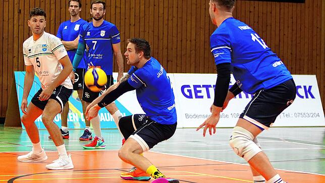 Der TSV Mimmenhausen (Libero Lars Hammer, von links, Trainer Christian Pampel, Diagonalangreifer Richard Schaugg, Jan Jalowietzki und ...