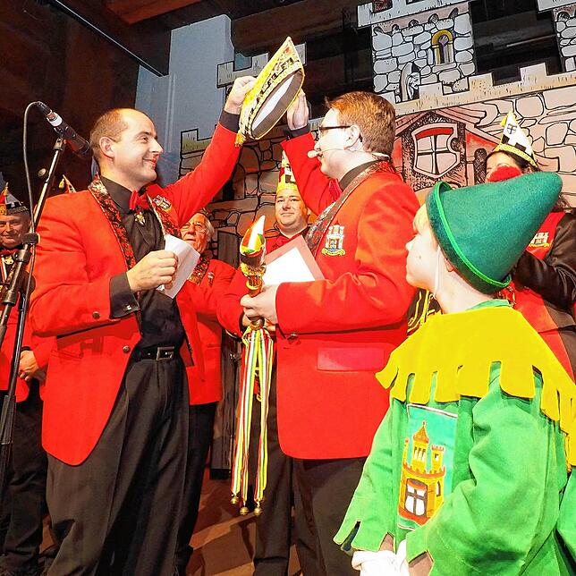 November 2014: Selbst erst knapp dem Klepperle-Alter entwachsen, erhält Mario Böhler beim Fasnachtsauftakt der Niederburg vom Vorgänger ...