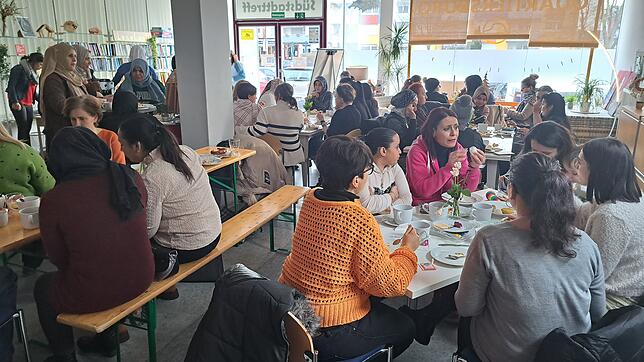Der zwanglose Austausch beim interkulturellen Frühstück im Südstadttreff kommt bei den Besucherinnen gut an. Foto: Mirja Zahirovic