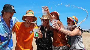 Bild : 30 Grad heiß: So halten sich die Leute auf dem Southside Festival 2025 cool