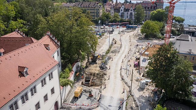 Ein Bild aus den Juliwochen: hier wird der Asphaltbelag der Spanierstraße erneuert.
