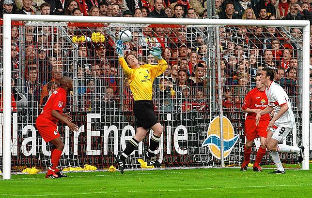 Julian Reinard im April 2004 im Derby-Einsatz gegen den VfB Stuttgart.