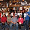 Mit Michael Reutlinger (sitzend, kariertes Hemd) freuen sich in der Zunftstube der Narrenzunft Überlingen alle Nutznießer über den ...