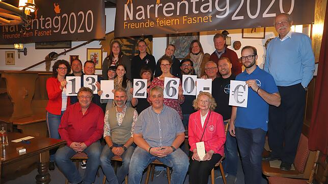 Mit Michael Reutlinger (sitzend, kariertes Hemd) freuen sich in der Zunftstube der Narrenzunft Überlingen alle Nutznießer über den ...