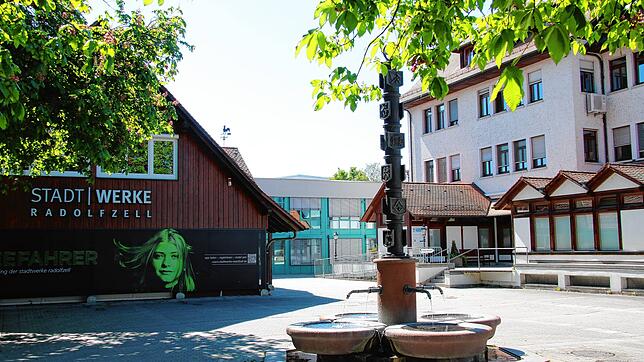 Noch sind die Stadtwerke Radolfzell auf dem Untertorplatz zuhause. Allerdings soll der Standort aufgegeben werden und die Mitarbeiter ...