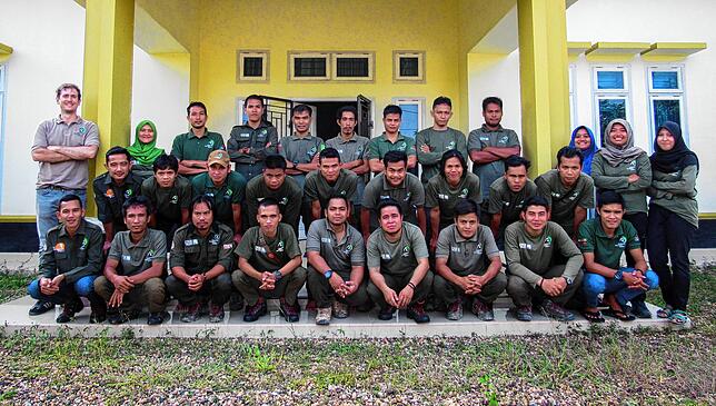 Alexander Moßbrucker (hinten links) mit den Naturschützern der Wildlife Protection Unit auf Sumatra.