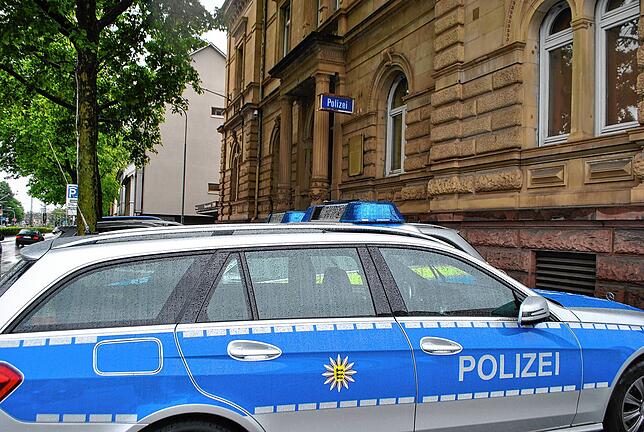 Ein Streifenwagen steht vor dem Lörracher Polizeirevier (Symbolbild, Aufnahme aus dem Jahr 2017).