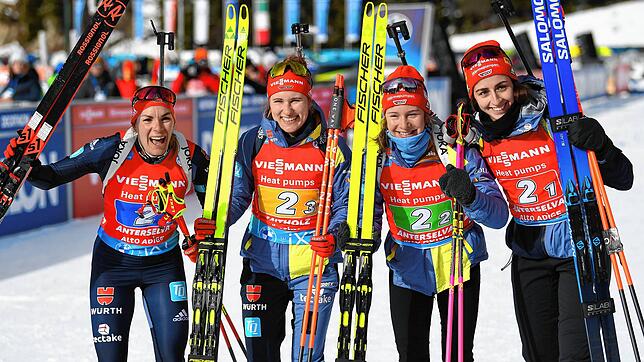 Glückliches Quartett: Janina Hettich-Walz (2. von links) wurde gemeinsam mit Hanna Kiebinger (links), Sophia Schneider (2. von rechts) ...