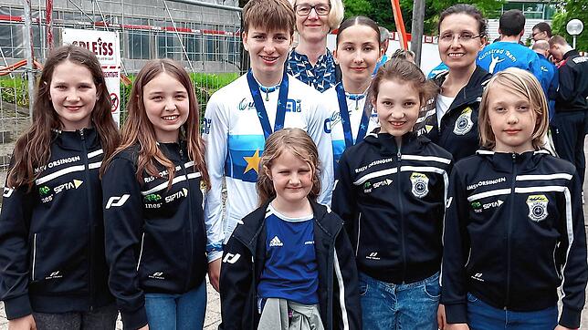 Einige Nachwuchsfahrerinnen reisten zur EM mit und feuerten die Titelverteidigerinnen an. Hier freuen sich (von links) Marina Hübschle, ...