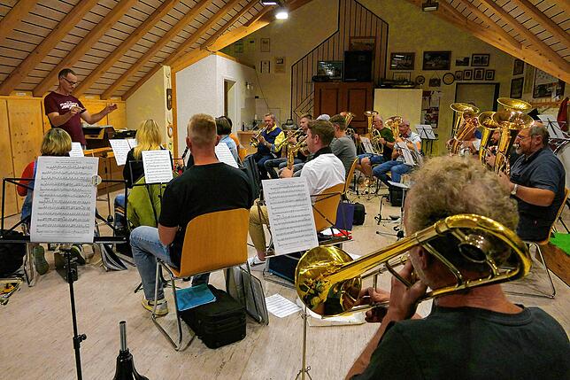 Die Mitglieder des Leibertinger Musikvereins proben regelmäßig im örtlichen Feuerwehrhaus. Martin Henkenius ist immer mit dabei.