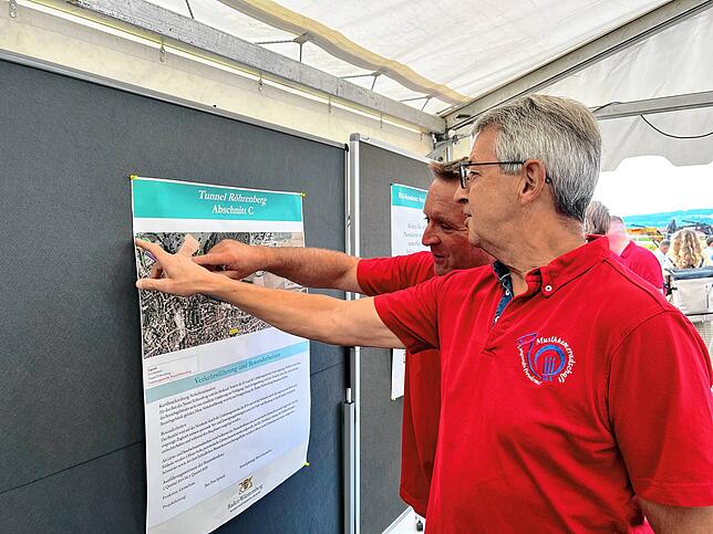 Klaus Ellensohn (links hinten) und Walter Bottlang schauen sich auf einer Zeichnung an, wo genau der Tunnel Röhrenberg verlaufen wird.