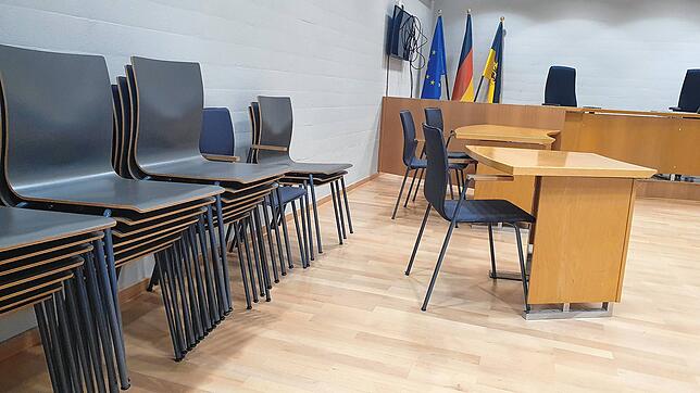 Die gestapelten Stühle standen bisher für die interessierte Öffentlichkeit zur Verfügung. Mit mehr Abstand gibt es aber weniger ...