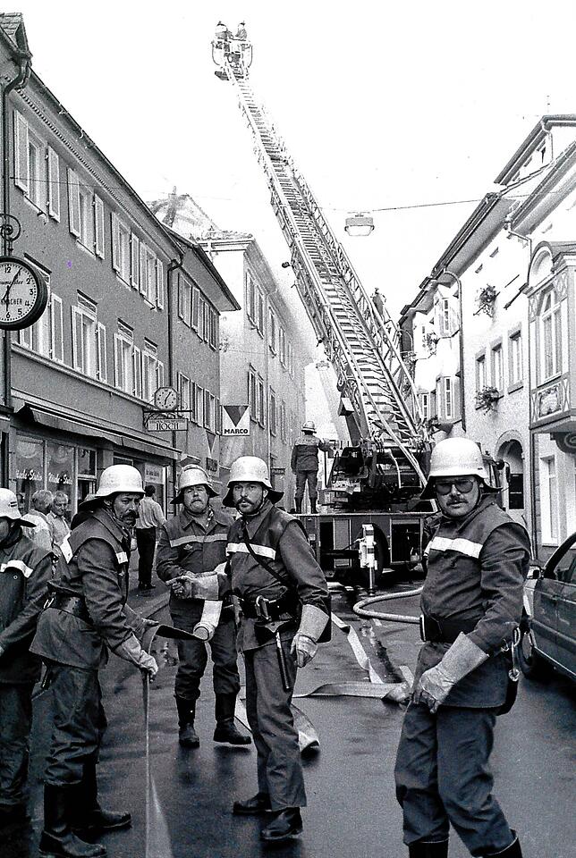 Einsatzkräfte aus Radolfzell und die Radolfzeller Drehleiter.
