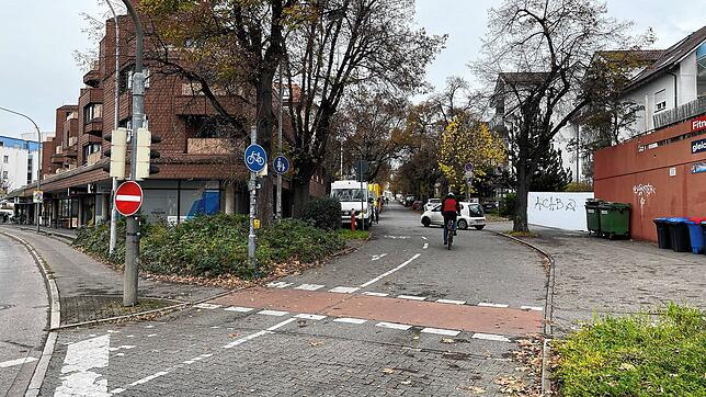 Hier darf man nicht reinfahren, wie auch das Verkehrsschild links deutlich macht. Ein 54-Jähriger tat es trotzdem und brachte eine ...