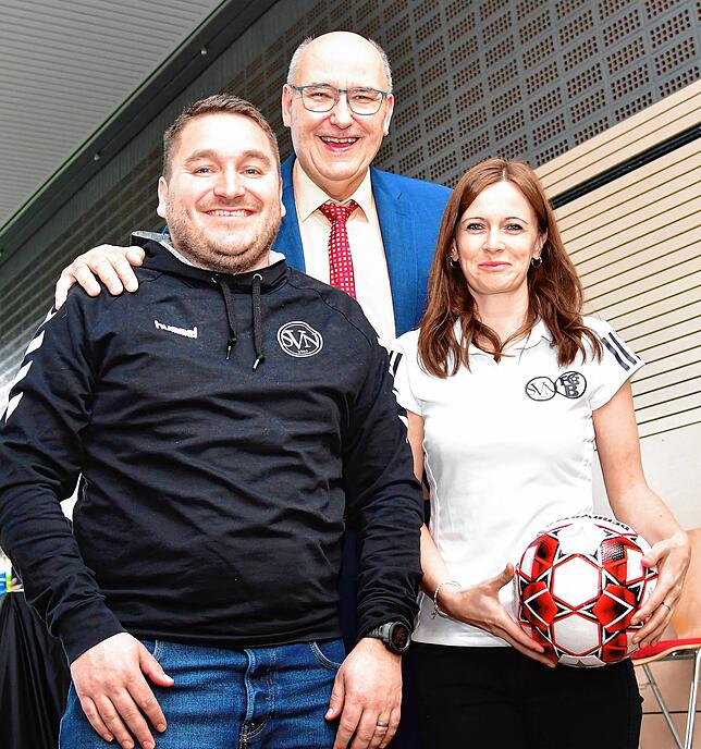 Guter Ausrichter: Uwe Sütterlin (Mitte) dankte Jenniffer Eckert und Markus Oeschger vom SV Niederhof für die einwandfreie Organisation ...