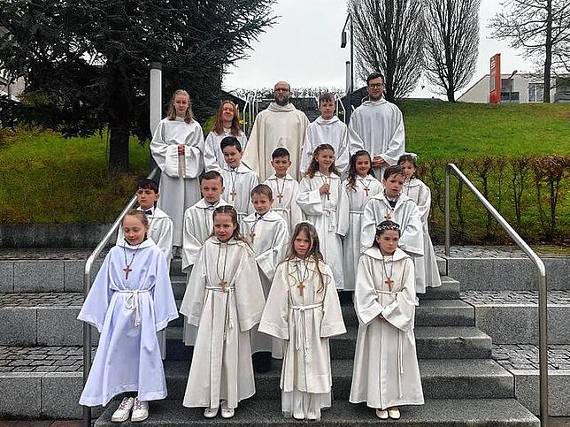 Unter den Klängen des Musikvereins Brigachtal zogen am Sonntag, 16. April, 13 Erstkommunionkinder zusammen mit Pfarrer Dominik ...