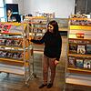 Sabrina Böhringer in der CD- und DVD-Abteilung der Stadtbücherei Überlingen. Noch werden diese Medien ausgeliehen, aber mit sinkender ...