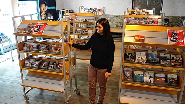 Sabrina Böhringer in der CD- und DVD-Abteilung der Stadtbücherei Überlingen. Noch werden diese Medien ausgeliehen, aber mit sinkender ...