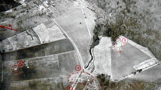 Die Lage der Bombenkrater, die durch den Abwurf entstanden sind, aufgenommen am 24. Februar 1945. Keiner liegt in der Nähe des Teiches. ...