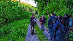 14 Interessierte begeben sich mit dem Verein Klimenz und Hauke Schneider auf Vogelstimmenwanderung. Foto: Jörg Kasseckert