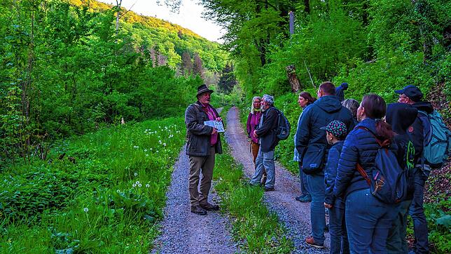 14 Interessierte begeben sich mit dem Verein Klimenz und Hauke Schneider auf Vogelstimmenwanderung. Foto: Jörg Kasseckert