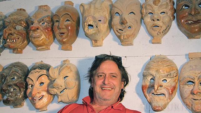 Schreinermeister Jogi Weiß liebt nicht nur sein Handwerk, sondern auch die Fasnet. In seiner Werkstatt zeugen &#8211;zig Prototypen von ...