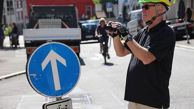 Hermann-Josef Faupel, Rechtsanwalt aus Überlingen und Anwohner, dokumentiert mit seinem Fotoapparat zahlreiche Verstöße gegen die ...