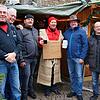 Glühwein zum Auftakt: Oberbürgermeister Philipp Frank durfte sich vor seinem Bettelgang durch Tiengen am Löwendenkmal mit Glühwein ...